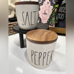Rae Dunn salt and pepper set